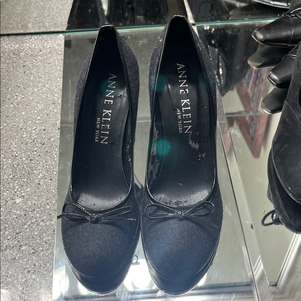 Y2K size 8 Anne Klein Black Rounded Toe Heels with Bow Accent